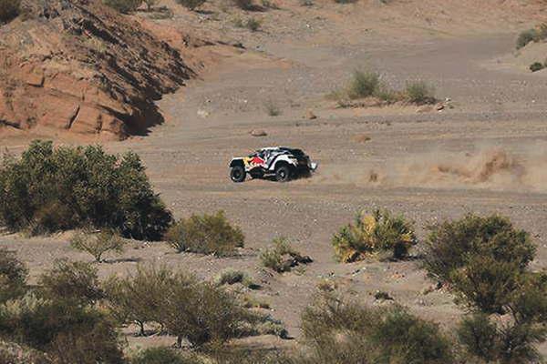 Sunderland y Peterhansel ya se  encaminan al tiacutetulo en motos y autos 