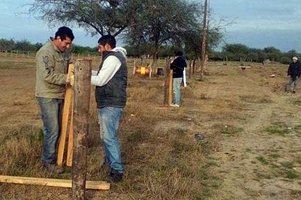 Inauguran una plaza por una maestra fallecida en la tragedia del Simbol