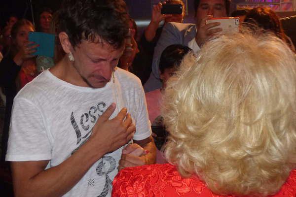 Nico Vaacutezquez no se pudo contener- se emocionoacute y lloroacute abrazado a Mirtha