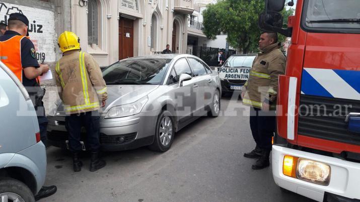 Un auto se incendioacute y por el calor hizo que otro tambieacuten se prendiera fuego