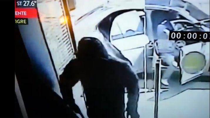 Video- en 30 segundos ladrones robaron 750 mil desde un banco