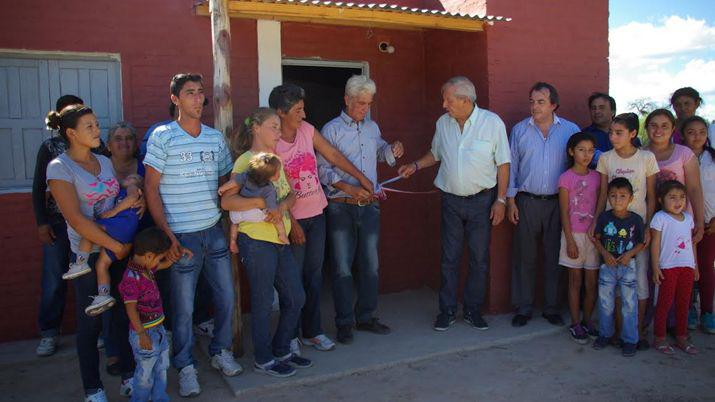 Entregaron viviendas sociales en localidades de los Departamentos Jimeacutenez y Pellegrini