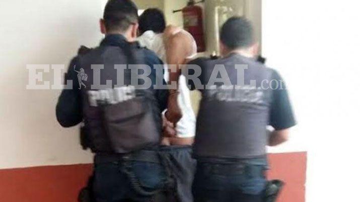 Atacoacute a su esposa con una silla de algarrobo