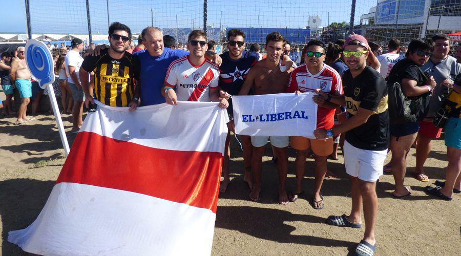 Los santiaguentildeos disfrutaron del claacutesico Boca-River en la playa