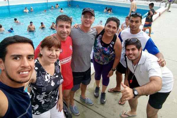 Dictan una cliacutenica de Ensentildeanza de la natacioacuten a profesores termens