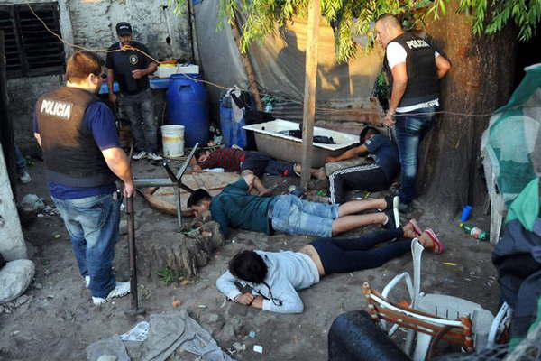 Desbaratan banda que escondiacutea droga en viviendas de los vecinos