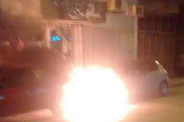 El auto de un empleado de Vialidad se prendioacute fuego en la calle 