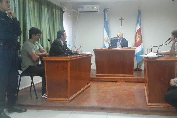 Nintildeo confesoacute que su hermano le alcanzoacute a su mamaacute un cuchillo para defenderse de su padre