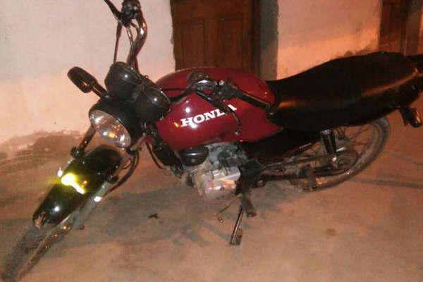 Recuperan una moto que habiacutea sido robada de una casa 