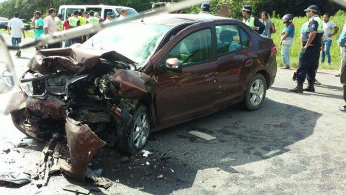 Cuatro santiaguentildeos heridos en fuerte choque en Tucumaacuten