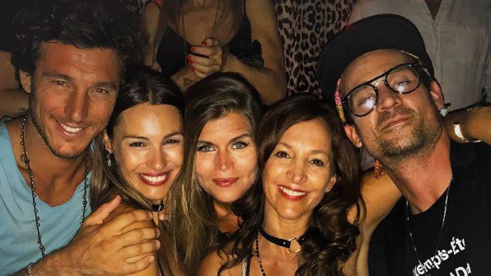 Chano Charpentier junto a Pampita y amigos celebrando el cumpleaños de la modelo