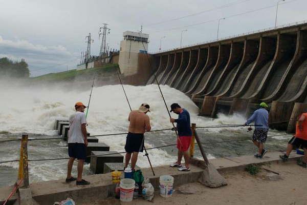 Pescadores y bantildeistas desoyen las advertencias de precaucioacuten