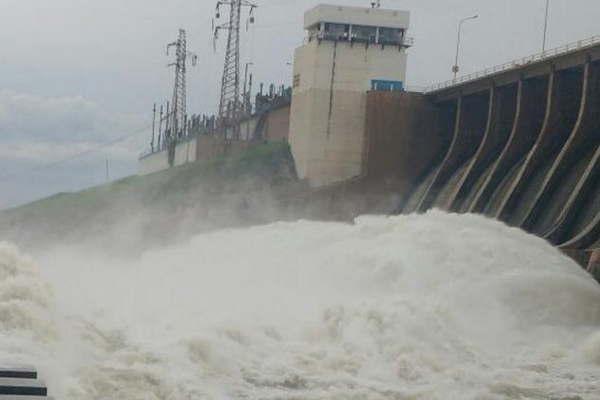 Aumentoacute el caudal del riacuteo Dulce y alertan por su peligrosidad
