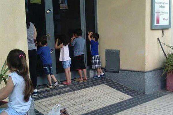 Comenzaron los talleres de arte en vacaciones con una gran convocatoria de nintildeas y nintildeos bandentildeos