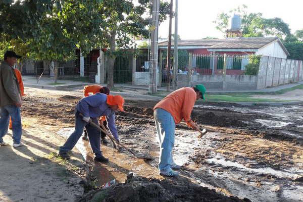 Realizan limpieza de desaguumles en dos barrios de la ciudad