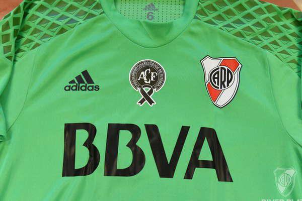 River le rindioacute un sentido homenaje al Chapecoense