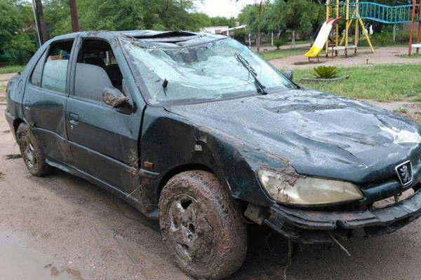 Automovilista se salvoacute de milagro tras violento vuelco
