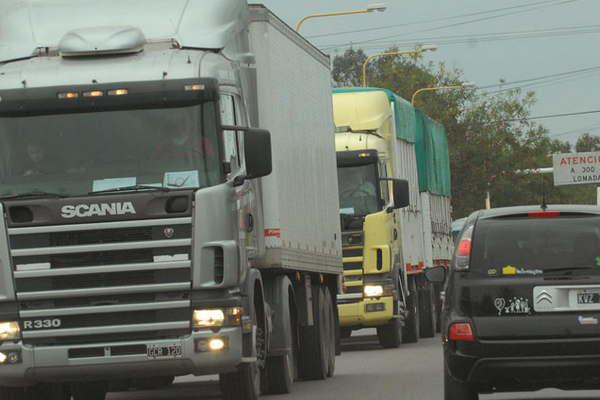 Hoy estaraacute restringida la circulacioacuten de camiones por las rutas argentinas debido al recambio turiacutestico 