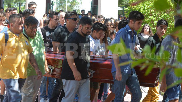 Familiares y amigos acompantildearon a Candela Osorio hasta su uacuteltima morada