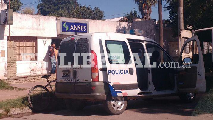 Friacuteas- violentaron la puerta de las oficinas de la Anses