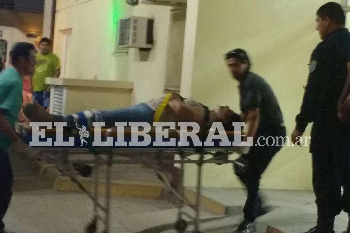 Instante del ingreso de la mujer lesionada al Hospital Zonal de Las Termas