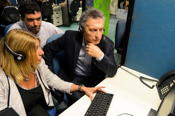 Macri hizo una visita sorpresa a un call center de la Anses y atendioacute un llamado