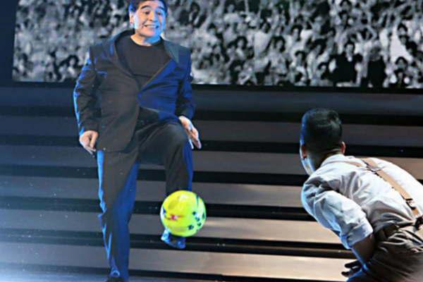 Diego fue ovacionado por los napolitanos que recordaron el primer tiacutetulo de serie A