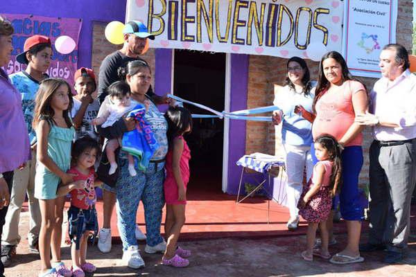 El gobierno de la provincia entregoacute nuevas viviendas sociales a dos familias de la localidad de La Tijera 