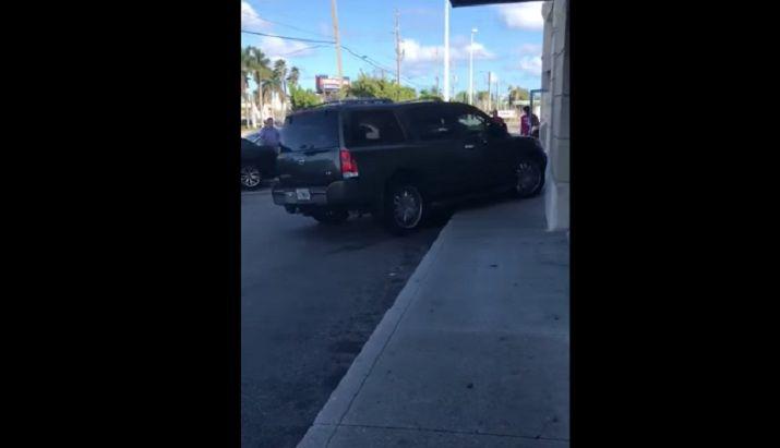 Le negaron el cambio de su iPhone roto y estrelloacute su camioneta en el local