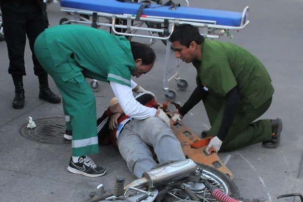 Adolescente en motocicleta resultoacute herido y hospitalizado al ser embestido por un automoacutevil 