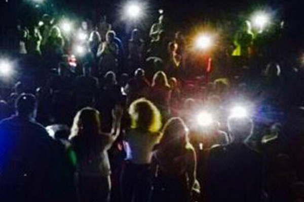 Se cortoacute la luz en medio de una obra y el puacuteblico alumbroacute con celulares  