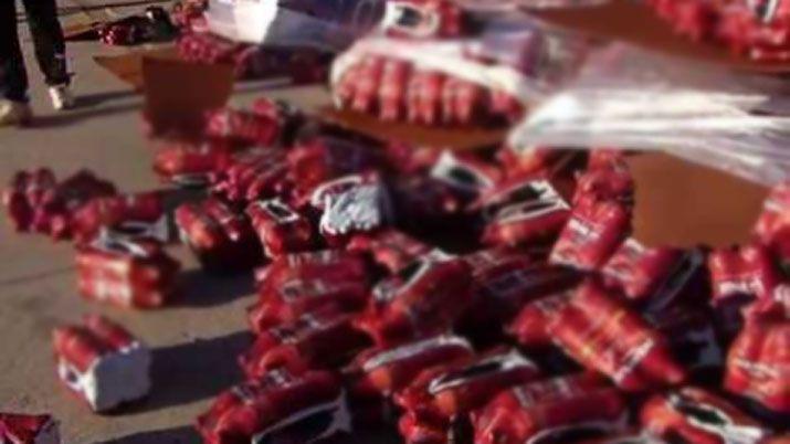 Volcoacute un camioacuten con gaseosas y los vecinos se llevaron todo