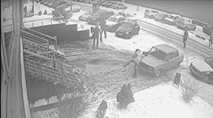 Video- sobrevive de milagro tras ser aplastada por un coche