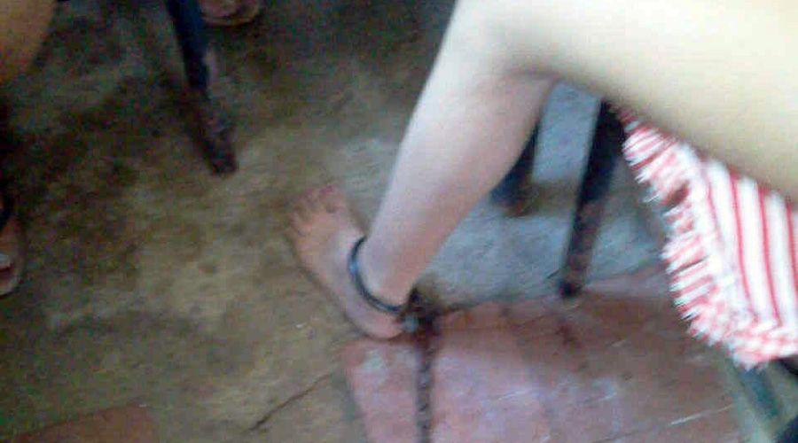 Ataban a su hija con cadenas para que no se junte con amiguitos