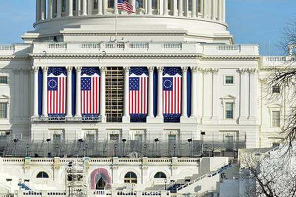 Donald Trump asumiraacute  entre actos solemnes y muestras de resistencia