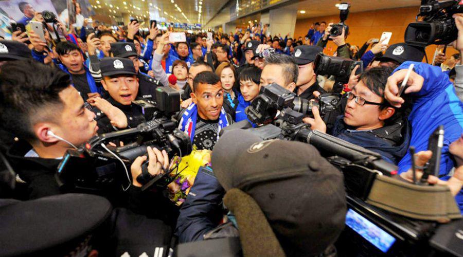 Tevez llegoacute a China envuelto en regalos