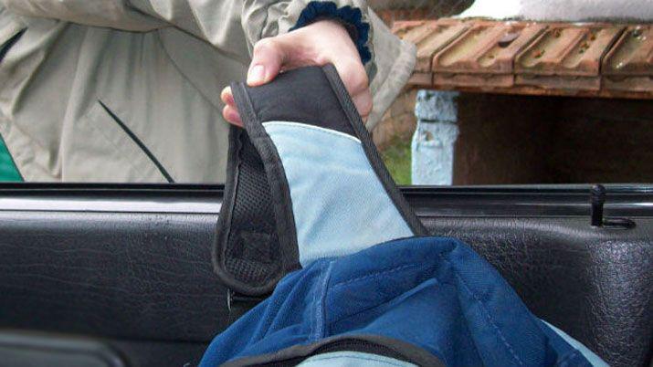 Jugaba a la pelota y le robaron la mochila con cuatro celulares