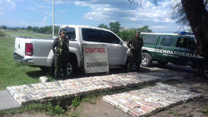 Decomisan 329 kilos de hojas de coca transportados en una camioneta