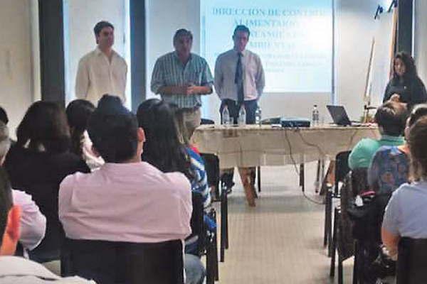 Bromatologiacutea capacita a vendedores de alimentos durante La Salamanca