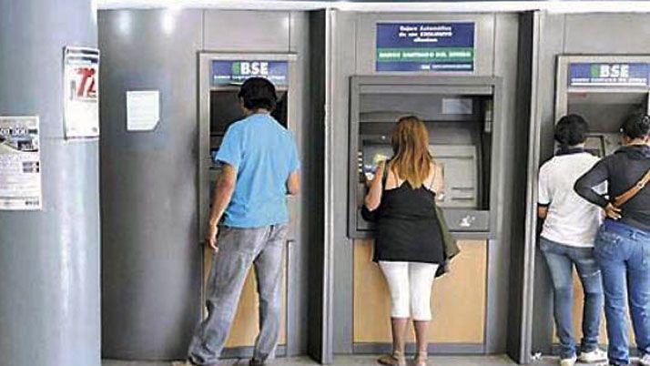 Pagan el sueldo de enero a empleados puacuteblicos y a los municipales de Capital y La Banda el lunes 30