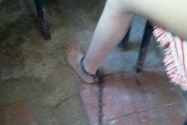 De diacutea estaba atada a un riel en una galeriacutea y de noche a un hierro clavado en el piso