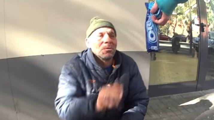 Youtuber indigna a las redes por una broma a un vagabundo