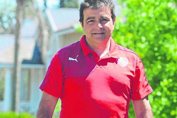 El entrenador Claudio Vivas dejoacute su cargo