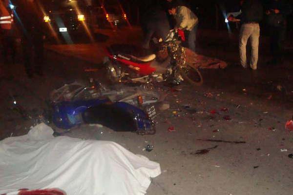 Dos adolescentes mueren en choque frontal de auto y motos
