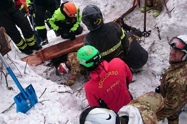 Hallan 10 sobrevivientes en el hotel que quedoacute  sepultado por alud de niev