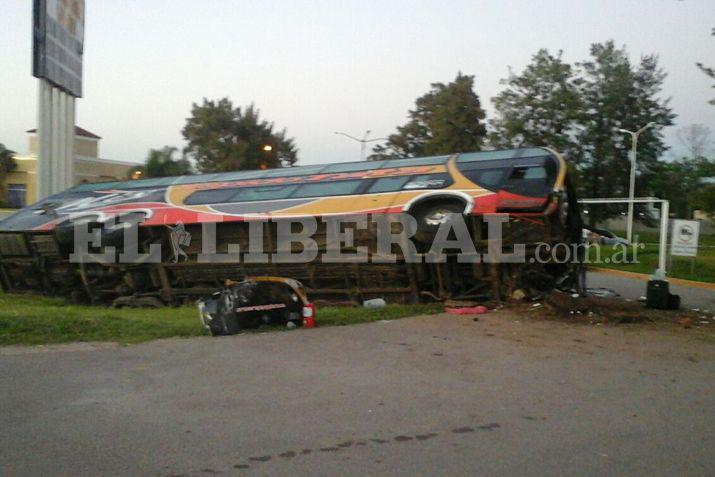 Choque frontal entre un colectivo y un auto dejoacute un muerto y varios heridos