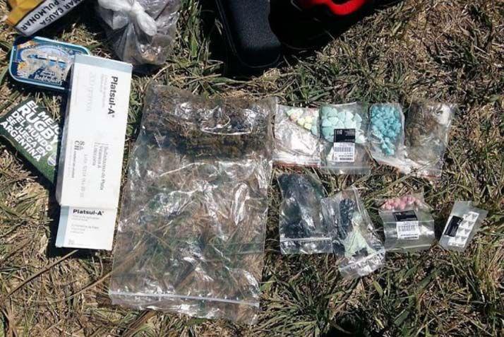 Cuatro detenidos al descartar una bolsa con drogas