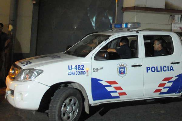 Le reclamoacute el robo de un celular a su ex y eacuteste la golpeoacute