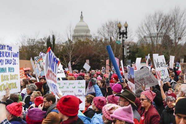 Miles de mujeres en todo el mundo protestaron contra Trump