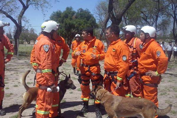 Piden el enviacuteo de perros de Santiago para buscar a joven perdida en el Chaco